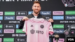Messi posa con la camiseta del Inter Miami antes de comenzar la rueda de prensa este jueves 17 de agosto en Fort Lauderdale, Florida.