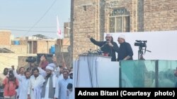 خو وزیراعلا بیا د امن پرلت برخه والو ته وینا کې د سیمې د اوسېدونکو د دې غوښتنو په اړه څه  څرګندونه و نه کړه چې د امنیتي ځواکونو لخوا د پښتنو سیمو کومې چاپې وهل کیږي اؤ عام خلک پکې نیول کیږي ایا د دغو چاپو اؤ د بېګناه خلکو د نیولو لړۍ به هم ودرول کیږي که نا؟