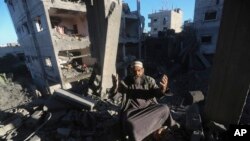 2023年12月15日，一名巴勒斯坦人在以色列襲擊加沙走廊拉法的住宅大樓後作出反應。 （美聯社照片）