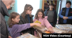 Діти радіють новим книгам, бо дитяча література, яка досі була у фонді бібліотеки, застаріла. Багато дитячих видань у колекції бібліотеки були видані понад 40-50 років тому.