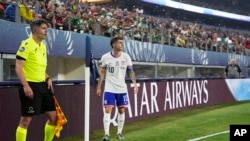 El delantero estadounidense Christian Pulisic se prepara para lanzar un tiro de esquina durante la primera mitad de la final de la Liga de Naciones de la CONCACAF contra México, el domingo 24 de marzo de 2024, en Arlington, Texas. (Foto AP/Tony Gutiérrez)