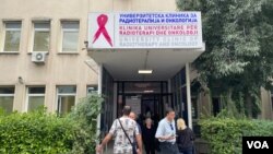 Новинарките Ирена Мулачка и Мирослава Симоновска во повеќе наврати обелоденија нивни сознанија за постоење бројни неправилности на Клиниката, а за кои веќе истражува и Јавното обвинителство