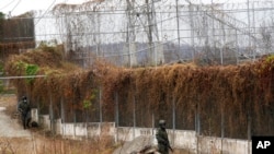ARCHIVO - Soldados patrullan afuera de la penitenciaría de Litoral días después de un motín mortal dentro de la cárcel en Guayaquil, Ecuador, el 15 de noviembre de 2021.