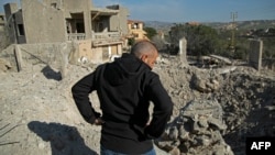 Un residente inspecciona los daños causados por los bombardeos israelíes en la aldea de Kherbet Selm, en el sur del Líbano, cerca de la frontera, el 28 de febrero de 2024.