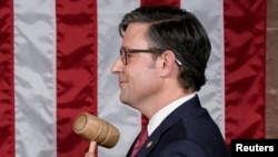 El congresista Mike Johnson sostiene la maza tras ser elegido nuevo presidente de la Cámara de Representantes de EEUU, el 25 de octubre de 2023.