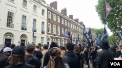 200d多名示威者星期日（6月9日）在伦敦的香港经贸办外举行集会，纪念2019年香港“反送中运动”五周年。（美国之音李伯安拍摄）