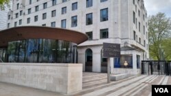 苏格兰场伦敦警察局总部，间谍案由其中的反恐警务部门负责 (美国之音/李伯安)