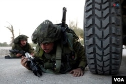 Soldados de Israel tomaron el kibutz Be'eri, a dos kilómetos de la Franja de Gaza, donde más de 100 israelíes murieron durante el ataque de Hamás el pasado sábado 7 de octubre de 2023. [Fotografía: Alejandro Ernesto]