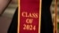 រូបឯកសារ៖ និស្សិត​ទើប​បញ្ចប់​ការ​សិក្សា​ពាក់​ក្រណាត់​សម្គាល់​ឆ្នាំ​បញ្ចប់​ការសិក្សា​របស់ខ្លួន នៅ​សាកលវិទ្យាល័យ​ Southern California កាលពីថ្ងៃទី២៥ ខែមេសា ឆ្នាំ២០២៤។ 