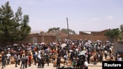 የትንሳኤ በዓልን ምክንያት በማድረግ ነዋሪዎች ለእርድ የሚቀርብ እንስሳ እየተገበያዩ፤ በትግራይ ከልል፣ ሐውዜን እአአ ግንቦት 4/2024 