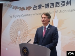 美國維吉尼亞州州長格倫·楊金(Glenn Youngkin)4月25日於台灣外交部召開訪台記者會，正式宣佈開設駐台辦事處。(美國之音特約記者李賢攝影)。