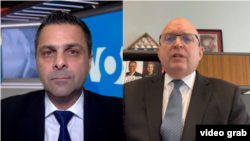 Ish ambasadori i Shteteve të Bashkuara në Maqedoninë e Veriut, Philip Reeker gjatë intervistës me gazetarin e Zërit të Amerikës Jane Bojadzievski.