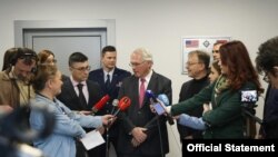Ambasador SAD u Srbiji Kristofer Hil razgovara sa novinarima na otvaranju Odeljenja za pulmologiju, koje je renovirano zahvaljujući donaciji od 412.000 dolara Programa humanitarne podrške Evropske komande SAD, u Beogradu, 9. marta 2023. (Foto: Fonet/Milica Vučković)