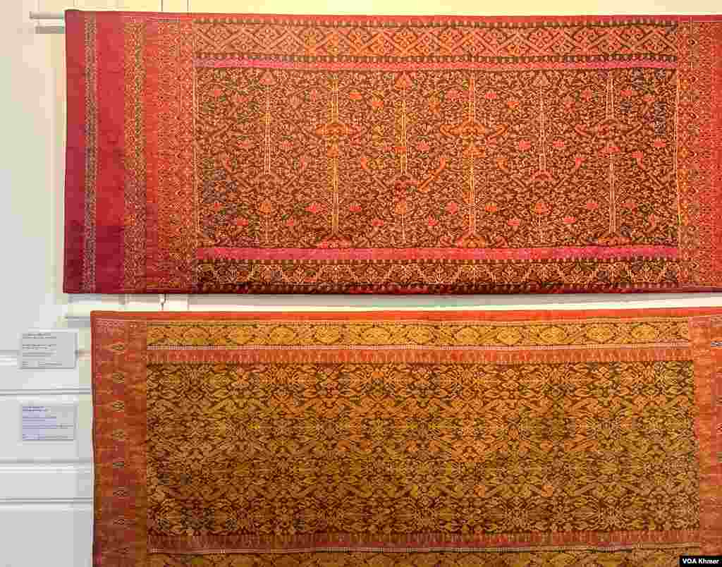 ហូលពិតានខ្មែរចំនួនពីរផ្ទាំងត្រូវបានដាក់បង្ហាញលើជញ្ជាំងនៃសារមន្ទីជាតិ ក្នុងរាជធានីភ្នំពេញ កាលពីថ្ងៃទី២៧ ខែមីនា ឆ្នាំ២០២៤។ (ស៊ឹម ចាន់សំណាង/វីអូអេខ្មែរ)