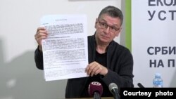 Aleksandar Jovanović, lider Ekološkog ustanka i poslanik sa liste "Srbija protiv nasilja", govori o ugovoru između Vlade Srbije i bivšeg predsednika SAD Donalda Trampa o ustupanju zgrade Generalštaba Srbije, na konferenciji za novinare u Beogradu, 13. marta 2024. (Foto: FoNet)