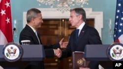 2023年6月16日，美國國務卿布林肯（右）在華盛頓的美國國務院舉行新聞發佈會後與新加坡外交部長維維安·巴拉克里希南握手。（美聯社照片）
