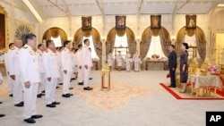 នាយករដ្ឋមន្ត្រី​ថៃ​លោក Srettha Thavisin ដឹកនាំ​សមាជិក​គណៈរដ្ឋមន្រ្តី​របស់​លោក​ធ្វើ​សច្ចា​ប្រណិធាន​នៅ​ចំពោះ​មុខ​ព្រះភក្រ្ត​ព្រះ​មហា​ក្សត្រ​ថៃ​ព្រះបាទ​ Maha Vajiralongkorn (ស្តាំទីពីរ) និង​ម្ចាស់ក្សត្រី Suthida នៅ​វិមាន Dusit ក្នុង​ទីក្រុង​បាងកក ប្រទេស​ថៃ ថ្ងៃទី៥ ខែកញ្ញា ឆ្នាំ២០២៣។