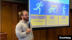 Direktor za bezbednost Međunarodne ženske medijske fondacije Džef Belzil govori novinarima o tome kako reagovati na situacije sa naoružanim napadačima u En Arboru, Mičigen, 29. maja 2024. (Foto: IWMF)