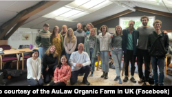 來自香港的農夫黃如榮也走進英國人社區交流種植知識。(圖片來源：歐羅有機農場英國分部臉書網站)