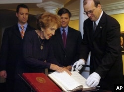 FILE - Nancy Reagan, front left, place some of former President Ronald Reagan's original diaries on display at the Ronald Reagan Presidential Library May 21, 2007, in Simi Valley, California. (Eric Parsons/The Ventura County Star via AP)