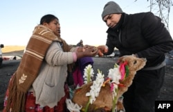 Con la celebración de este Día de la Pachamama comunidades indígenas reafirman sus costumbres y tradiciones ancestrales de pueblos originarios y comunidades indígenas, para establecer una conexión profunda con la Tierra. En Bolivia, el 1 de agosto de 2023. [AFP]