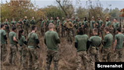 Новобранцы Третьей отдельной штурмовой бригады Украинской армии тренируются в Киеве; Фото предоставлено: Брендан Хоффман / NYT