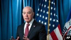 Waziri wa usalama wa ndani Marekani, Alejandro Mayorkas (AP Photo/Kevin Wolf)