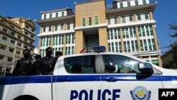 រូបឯកសារ៖ មន្ត្រី​នគរបាល​អង្គុយ​លើ​រថយន្ត​ល្បាតនៅ​មុខ​សាលាដំបូង​រាជធានី​ភ្នំពេញ ក្នុង​ពេល​ប្រកាស​សាលក្រម​លើ​សំណុំរឿង​លោក កឹម សុខា អតីត​ប្រធាន​គណបក្ស​សង្គ្រោះ​ជាតិ ​នៅ​រាជធានី​ភ្នំពេញ នៅ​ថ្ងៃ​ទី​៣ ខែ​មីនា ឆ្នាំ​២០២៣។