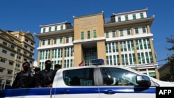 ប៉ូលិស​អង្គុយលើរថយន្តល្បាត​នៅខាងមុខសាលាដំបូង​រាជធានីភ្នំពេញកាលពីថ្ងៃទី០៣ មីនា ឆ្នាំ២០២៣។