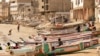 Des enfants jouent sur des pirogues à Dakar, au Sénégal, le 24 juin 2023.