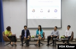 ក្រុមអ្នកជំនាញជជែកដេញដោលក្នុងកម្មវិធី ពិព័រណ៍យានយន្តអគ្គិសនីឆ្នាំ ២០២៣ នៅវិទ្យាស្ថានបច្ចេកវិទ្យាកម្ពុជា ក្នុងរាជធានីភ្នំពេញ ក្នុងថ្ងៃទី ១១ ខែសីហា ឆ្នាំ ២០២៣។ (ស៊ឹម ចាន់សំណាង/វីអូអេ)