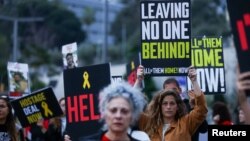 ARCHIVO - Personas asisten a una protesta para exigir la liberación de los rehenes secuestrados en el ataque mortal del 7 de octubre contra Israel por parte del grupo islamista palestino Hamas desde Gaza, en Tel Aviv, Israel, el 8 de abril de 2024.