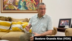 El candidato a la presidencia de Venezuela por el partido Centrados, Enrique Márquez, conversa con la Voz de América en la sala de estar de su residencia en Maracaibo, en el occidente del país, la tarde del sábado 27 de abril de 2024.