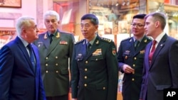 資料照片：2023 年4月17日，中國國防部長李尚福將軍訪問俄羅斯聯軍事學院時與院長弗拉基米爾·扎魯德尼茨基將軍（左）在一起。 （美聯社照片）