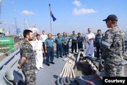 Sejumlah perwira angkatan laut Indonesia dan Australia di atas kapal perang HMAZ Anzac. (foto Dispen Koarmada II).