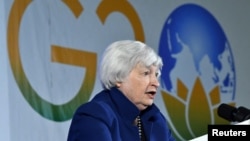 美国财长耶伦在印度班加罗尔举行的二十国集团财长和央行行长会议的记者会上讲话。（2023年2月23日）