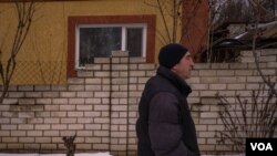 Oleg Moloskniy camina por Nova Kozacha, Ucrania, el 14 de febrero de 2023. Moloskniy perdió el contacto con sus familiares en Rusia desde el comienzo de la guerra y dice que su relación ahora está acabada. [Foto: Yan Boechat, VOA]