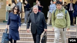 香港壹傳媒創辦人黎智英妻子（左起）與美國Acton Institute for the Study of Religion and Liberty 創辦人羅伯特·西里科神父(Father Robert Sirico)及黎智英兒子1月8日到法庭旁聽黎智英案審訊。（美國之音/湯惠芸）