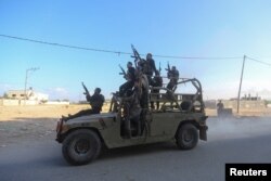 Palestinski militanti voze se izraelskim vojnim vozilom zarobljenim u napadu na južni Izrael, 7. oktobra 2023.