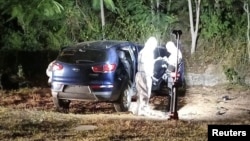 Funcionarios de la ley y el orden trabajan en el lugar donde la alcaldesa más joven de Ecuador, Brigitte García, fue encontrada muerta a tiros en un automóvil, según la policía, cerca de San Vicente, Ecuador, en esta imagen publicada el 24 de marzo de 2024.