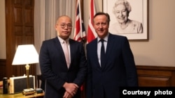 被監禁的香港媒體大亨和民主活動人士黎智英的兒子黎崇恩 （Sebastien Lai ）週二（12月12日）會見了英國外相卡梅倫，遊說英國爭取黎智英獲得釋放。 （英國外交部社交媒體X賬號截圖）