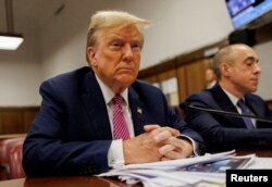 Mantan Presiden AS dan calon presiden dari Partai Republik Donald Trump duduk di meja terdakwa di Pengadilan Kriminal Manhattan di New York, AS, 19 April 2024. (Foto: via Reuters)