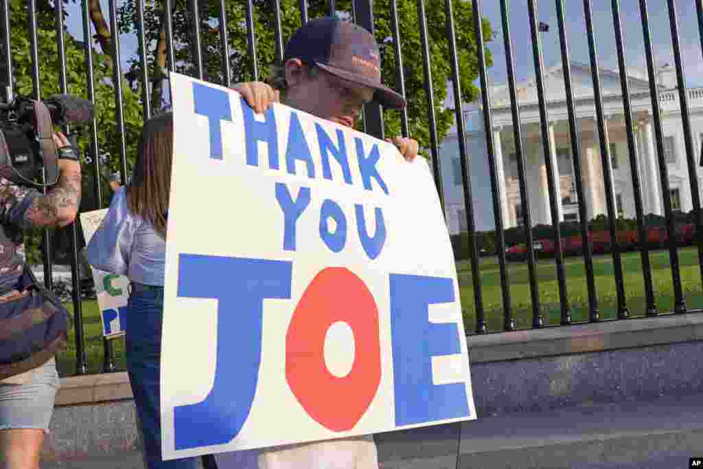 Hugh Kieve, de 10 años,&nbsp; sostiene un cartel frente a la Casa Blanca con la frase "Gracias, Joe" mientras él y su familia salen a mostrar su apoyo al presidente Joe Biden.
