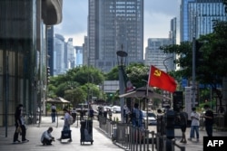 中國廣東省深圳一家超市的入口檢查站插著一面中共黨旗。 （2022年7月8日）