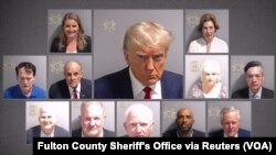 រូបថតរបស់លោកអតីតប្រធានាធិបតី Donald Trump (កណ្តាល) ជាមួយនឹង​អ្នកផ្សេង​ទៀតដែលត្រូវបានចោទប្រកាន់នៅស្រុក Fulton County ក្នុងរដ្ឋ Georgia រួមទាំងអតីត​នាយកខុទ្ទកាល័យសេតវិមានលោក Mark Meadows (ស្តាំខាងក្រោម) និងអតីតអភិបាល​ក្រុង New York លោក Rudy Giuliani (ឆ្វេងជាប់នឹង​លោក Trump) ផងដែរ។