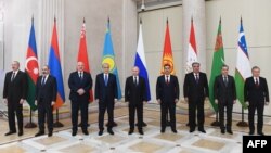 Xavfsizlik va iqtisodiy manfaatlarni targ'ib qiluvchi Shanxay hamkorlik tashkilotining Ostonada o'tgan sammitida a'zo davlatlarning rahbarlari birga suratga tushdi, 4-iyul, 2024 