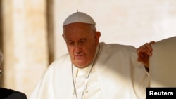 教宗方济各抵达梵蒂冈的圣彼得广场出席每周一次的公开接见活动。（2023年10月11日）