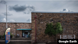 Iako su biblioteke okruga Llano u Texasu i dalje otvoren, neki članovi zajednice žele ga zatvoriti jer smatraju da ga neke knjige na policama čine nesigurnim za djecu. 