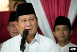 Calon presiden Indonesia, Prabowo Subianto, menyampaikan pidato kemenangannya di kediamannya di Jakarta, 20 Maret 2024. (BAY ISMOYO / AFP)