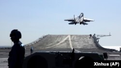 中國海軍遼寧號航空母艦在進行一次遠海軍訓時一架艦載殲15戰機從航空母艦上起飛。 （2021年12月31日）